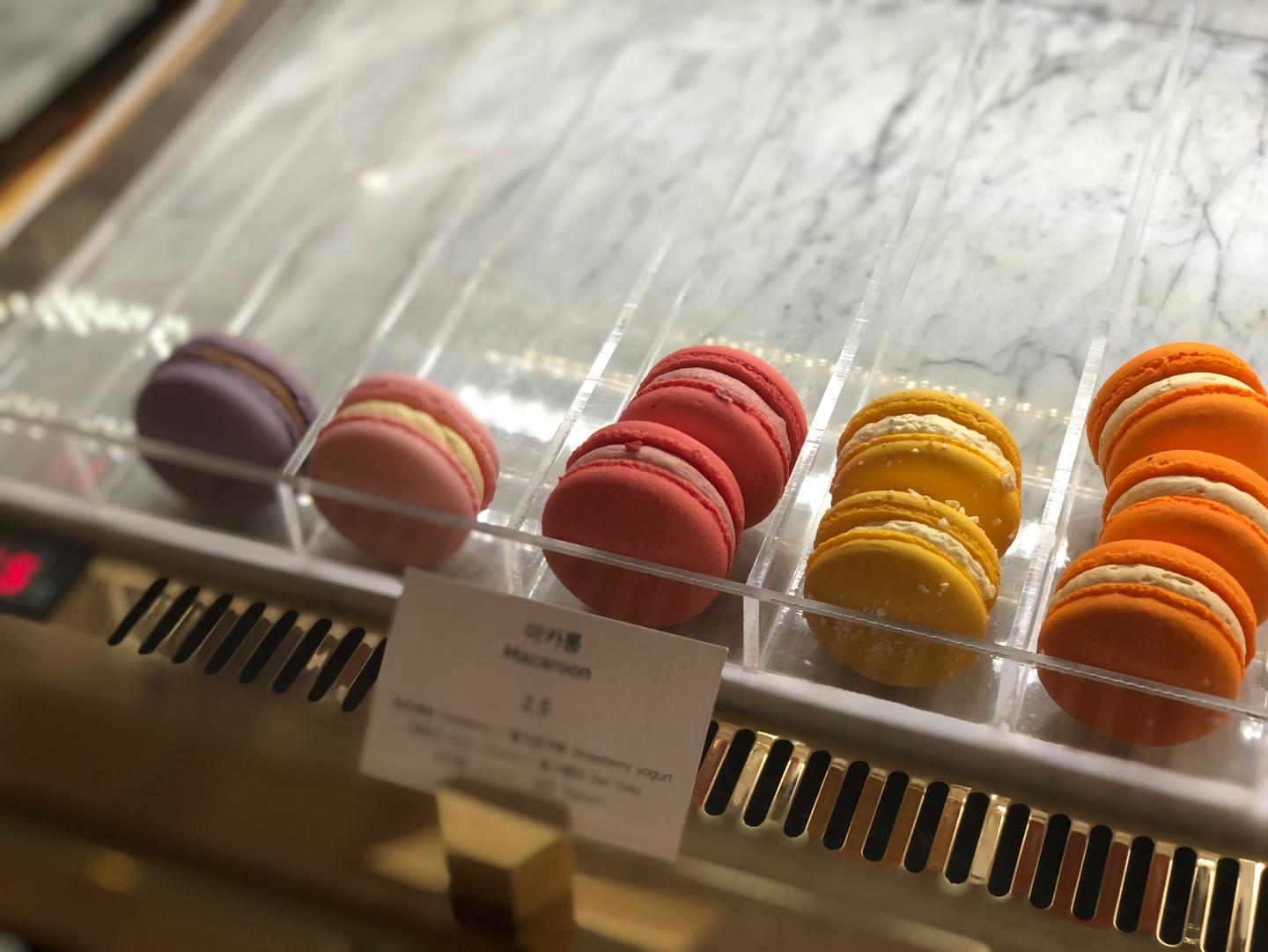 係眼鏡鋪同時又係一間咖啡廳？弘大「CARIN LOUNGE」探訪記，超靚打卡風格但...甜品令人差強人意